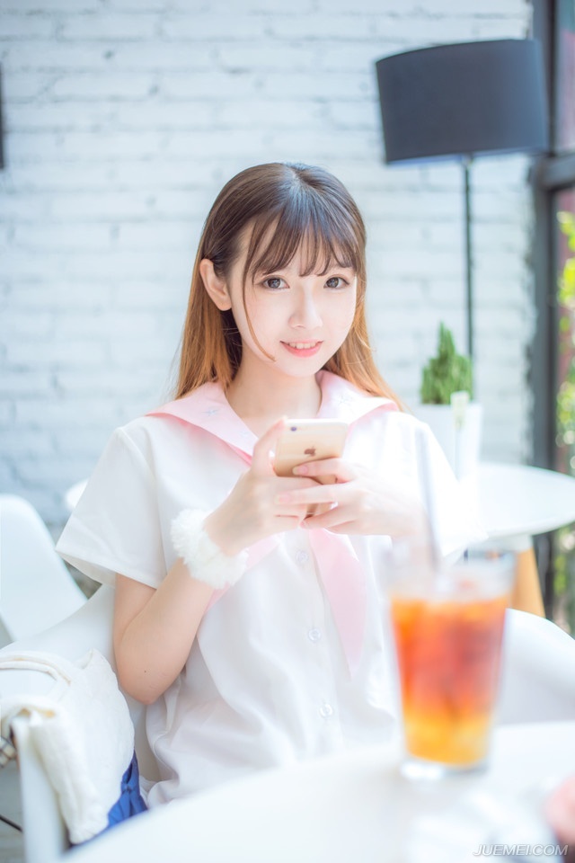 “哦？”马谡闻言诧异的看向诸葛亮：“不是庞统？”