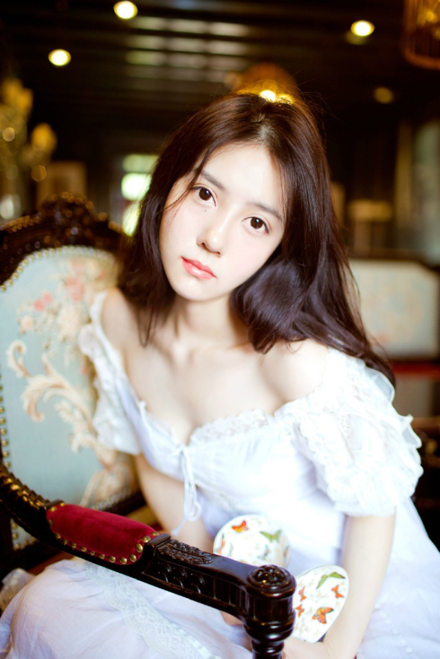 “嗯，家父最近身体不适，妾身明日想回娘家一趟。”美妇有些为难的看向刘璝，毕竟自己夫君久在军中，难得回来，自己却不能够陪伴左右，心中有些愧疚。